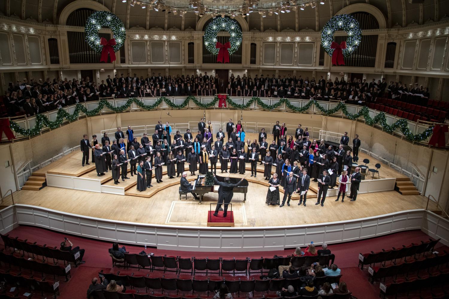 The <a href='http://y1vqeci.v-lanterna.com'>bv伟德ios下载</a> Choir performs in the Chicago Symphony Hall.